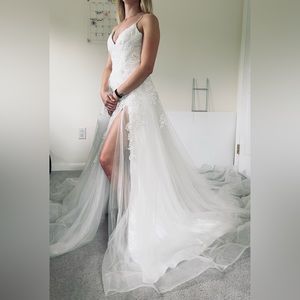 Wedding dress. Brand new dress with slit, lace and tool. Elegant, boho dress.
